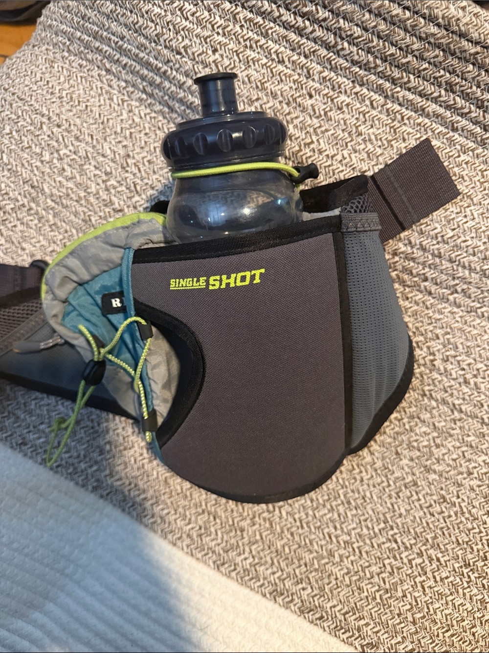 Single Shot Men's Gray & Black Hydration Belt with Lime Accents